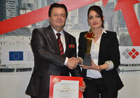 Der Vorsitzende der INGO DMW Günther Meinel überreicht Frau Hülya Eskin den Preis für hervorragende Markenprodukte in der Nahrungsmittelproduktion des türkischen Familienunternehmens, dessen Produkte sich seit über 30 Jahren in der Türkei bewährt haben und seit 15 Jahren auf dem europäischen Markt gefragt sind.